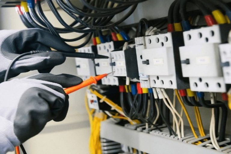 Zapojený rozvaděč s jističi a moduly