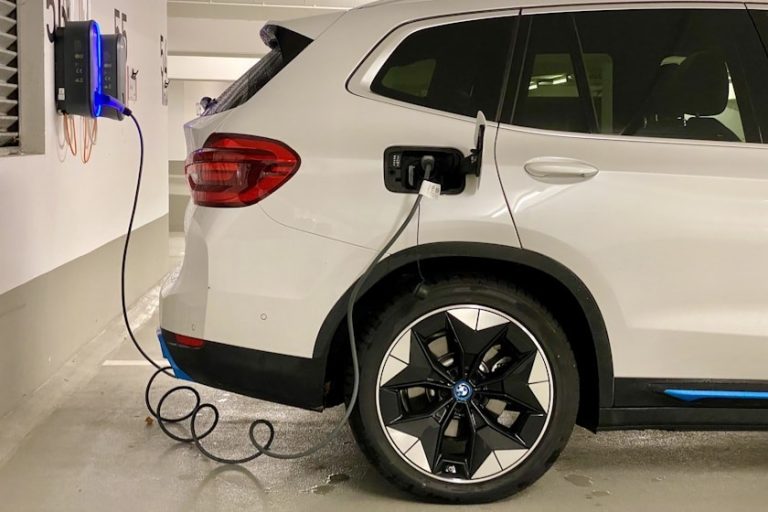 Nabíjecí kabel zapojený do&nbsp;elektromobilu