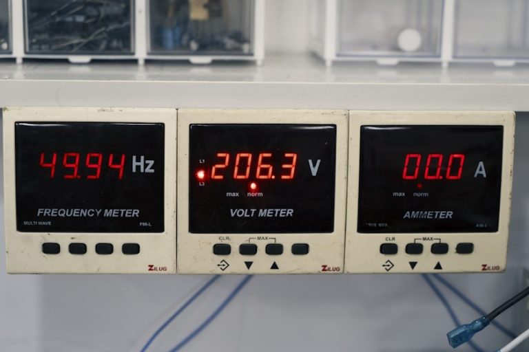 Elektroměrový rozvaděč s&nbsp;jističi
