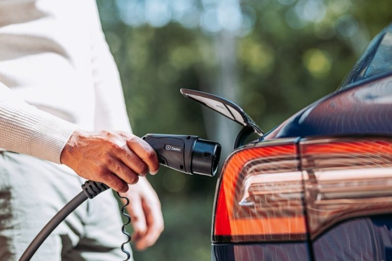 Nabíjení elektromobilu u rodinného domu