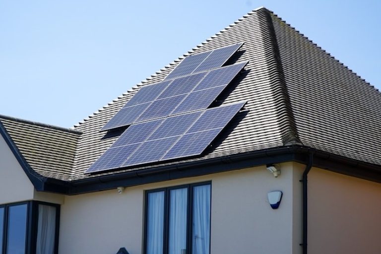 Fotovoltaické panely na&nbsp;střeše rodinného domu