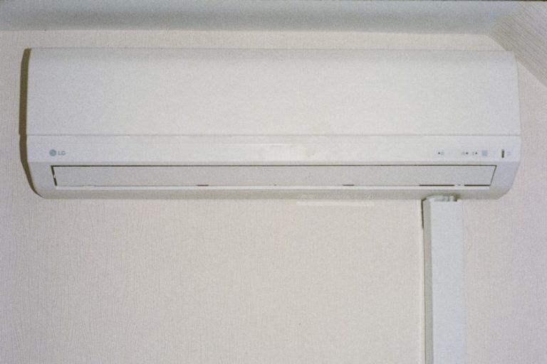Vnitřní jednotka klimatizace v&nbsp;obytné místnosti