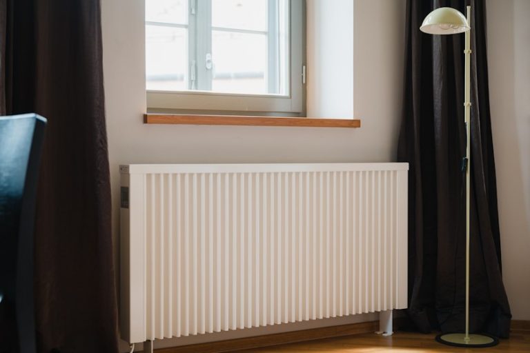 Radiátor s&nbsp;termostatickou hlavicí pod oknem